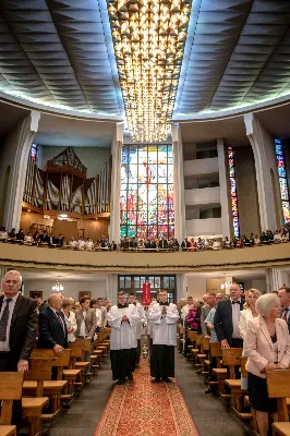 „Na swoje życie i swoje kapłaństwo trzeba popatrzeć w świetle Bożej miłości. Inaczej go nie pojmiemy ani my, ani ci, którzy będą na nas patrzeć” – mówił bp Jan Wątroba podczas Mszy św. z udzieleniem święceń prezbiteratu. 4 czerwca 2022 r. w kościele katedralnym jedenastu diakonów diecezji rzeszowskiej przyjęło sakrament kapłaństwa.
Do grona neoprezbiterów diecezji rzeszowskiej należą: ks. Sebastian Bełz z parafii w Nienadówce, ks. Krzysztof Lampart z parafii w Rudnej Wielkiej, ks. Mateusz Łachmanek z parafii w Lipinkach, ks. Karol Migut z parafii w Jasionce, ks. Marcin Murawski z parafii katedralnej w Rzeszowie, ks. Adrian Pazdan z parafii w Zagorzycach, ks. Tomasz Sienicki z parafii w Bieździedzy, ks. Dominik Świeboda z parafii w Palikówce, ks. Piotr Wąsacz z parafii bł. Władysława Findysza w Rzeszowie, ks. Mateusz Wojtuń z parafii w Święcanach oraz ks. Wiktor Zoła z parafii w Cieklinie.
Mszy św. przewodniczył i święceń udzielił bp Jan Wątroba. Eucharystię koncelebrowało około osiemdziesięciu księży, m.in: przełożeni Wyższego Seminarium Duchownego w Rzeszowie oraz proboszczowie i wikariusze z parafii rodzinnych neoprezbiterów. W Mszy św. uczestniczył abp Edward Nowak, bp Kazimierz Górny i bp Edward Białogłowski.
Zebranych w kościele katedralnym powitał ks. Krzysztof Gołąbek, proboszcz parafii.
W homilii bp Jan Wątroba nawiązał do słów z Ewangelii według św. Jana w których Chrystus tłumaczy co to znaczy być dobrym pasterzem. „Być kapłanem w Kościele Chrystusowym to znaczy mieć udział w Jego pasterskiej misji i stale upodabniać się do Dobrego Pasterza, który zna owce, karmi je, broni i jest gotów oddać życie dla ich dobra” – mówił hierarcha.
Po homilii odbył się obrzędy święceń: przyrzeczenie czci i posłuszeństwa Biskupowi Ordynariuszowi, Litania do Wszystkich Świętych podczas której kandydaci leżeli krzyżem, nałożenie rąk, modlitwa święceń oraz namaszczenie rąk krzyżmem i wręczenie chleba i wina. Podczas Liturgii Eucharystycznej nowo wyświęceni po raz pierwszy wyciągnęli dłonie nad chlebem i winem wypowiadając słowa konsekracji.
Na zakończenie Mszy św. ks. Tomasz Sienicki, podziękował w imieniu nowo wyświęconych wszystkim, którzy przyczynili się do przygotowania ich do kapłaństwa. Słowa wdzięczności, m.in. przełożonym Wyższego Seminarium Duchownego w Rzeszowie i rodzicom neoprezbiterów, wypowiedział bp Jan Wątroba. 
W drodze do zakrystii neoprezbiterzy zatrzymali się przy figurze Matki Bożej Fatimskiej zawierzając swoje kapłaństwo Matce Bożej.
W niedzielę, 5 czerwca, w Uroczystość Zesłania Ducha Świętego, neoprezbiterzy będą sprawować w swoich rodzinnych parafiach uroczyste Msze św. prymicyjne, a w najbliższych tygodniach otrzymają skierowania do parafii.

Fot. ks. Jakub Nagi oraz biala-wrona.pl
