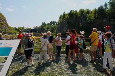 W ostatnią sobotę sierpnia katedralni parafianie pod opieką księdza proboszcza Krzysztofa Gołąbka pielgrzymowali do klasztoru na Świętym Krzyżu oraz Kielc.
Pierwszym punktem był spacer na platformę widokowo-obserwacyjną, gdzie mogliśmy podziwiać jedne z największych gołoborzy w Polsce. Gołoborza łysogórskie tworzą interesujące pola kamieni pośród lasów Puszczy Jodłowej. Nasyceni malowniczymi widokami udaliśmy się do Klasztoru Oblatów, gdzie z przewodnikiem zwiedziliśmy kryptę księcia Jeremiego Wiśniowieckiego, poznaliśmy historię powstawania Klasztoru oraz jego burzliwe dzieje. Zwiedziliśmy muzeum misyjne Ojców Oblatów i dotarliśmy do kaplicy, gdzie znajdują się relikwie drzewa Krzyża Świętego. W skupieniu i refleksji uczestniczyliśmy w modlitwie, błogosławieństwie i ucałowaniu relikwiarza.
Najważniejszym punktem na naszym pielgrzymim szlaku była Msza Święta sprawowana przez księdza proboszcza Krzysztofa Gołąbka w intencjach wszystkich uczestników pielgrzymki. Była ona dla nas szczególnym przeżyciem, ponieważ była odprawiana w Bazylice Mniejszej pw. Trójcy Świętej, sąsiadującej z kaplicą, w której znajduje się cząstka Ziemi Świętej – relikwie Świętego Krzyża. Po Mszy Świętej przyszedł czas na indywidualne zwiedzanie – wykorzystaliśmy go, aby wejść na platformę widokową wieży, skąd rozpościerają się wspaniałe i zachwycające widoki.
Następnie pojechaliśmy do Kielc, gdzie przy słonecznej pogodzie spacerowaliśmy po Rezerwacie Kadzielnia, podziwiając dawny kamieniołom, Skałkę Geologów, Pomnik Dekalogu oraz amfiteatr kielecki.
Z uwagi na wspaniały wystrój i wyjątkowe zabytki Bazyliki Katedralnej Wniebowzięcia Najświętszej Maryi Panny, ta świątynia na długo pozostanie w naszej pamięci. Podziwialiśmy również znajdujący się obok Bazyliki były Pałac Biskupów Krakowskich (obecnie znajduje się tam Muzeum Narodowe) oraz znajdujący się za nim ogród włoski.
Wycieczkę zakończyliśmy spacerem po rynku kieleckim, gdzie mogliśmy zobaczyć wyjątkowe mieszczańskie kamienice sprzed 150 lat.
Czas pielgrzymki był dla wszystkich pielgrzymów dobrze i owocnie spędzonym dniem. Nie zabrakło w nim modlitwy i refleksji, a także zachwytu nad pięknem przyrody i historycznymi zabytkami. Zachęcamy wszystkich do udziału w kolejnych pielgrzymkach.
Agnieszka i Arkadiusz Sowa
fot. Andrzej Kotowicz 