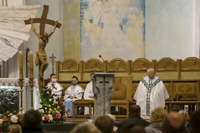 13 października 2020 roku przeżywaliśmy ostatnie w tym roku uroczyste Nabożeństwo Fatimskie. O godz. 18.40 zostały przedstawione prośby i podziękowania do Matki Bożej Fatimskiej, w intencji których sprawowana była Msza Święta o godz. 19.00. Po Mszy Świętej odbyła się procesja różańcowa, zakończona Apelem Jasnogórskim. Nabożeństwo poprowadził ks. dr Paweł Synoś – delegat biskupa ds. formacji stałej kapłanów Diecezji Rzeszowskiej, a szczególną intencją była modlitwa o powołania.