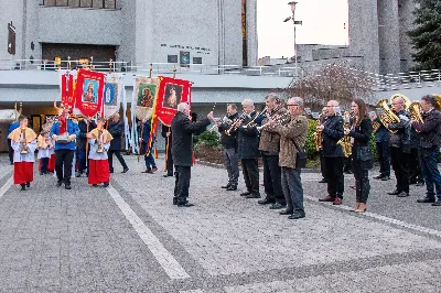 O świcie w Niedzielę Zmartwychwstania została odprawiona uroczysta Mszy św. w rzeszowskiej katedrze. Eucharystię poprzedziła procesja rezurekcyjna z Najświętszym Sakramentem. W oprawie muzycznej celebracji wziął udział katedralny chór chłopięco-męski Pueri Cantores Resovienses oraz katedralna orkiestra dęta.
Dnia 31 marca 2024 r. o godz. 6 w rzeszowskiej katedrze na rozpoczęcie procesji rezurekcyjnej rozbrzmiało zawołanie: „Chrystus zmartwychwstał, prawdziwie zmartwychwstał”. Wyrazem radości paschalnej była procesja z Najświętszym Sakramentem dokoła katedry z udziałem licznie zgromadzonych wiernych, straży grobowej i orkiestry dętej.
Po zakończonej procesji, została odprawiona uroczysta Eucharystia pod przewodnictwem ks. Krzysztofa Gołąbka, prepozyta rzeszowskiej kapituły katedralnej i proboszcza miejscowej wspólnoty parafialnej. Homilię wygłosił ks. Michał Rurak, penitencjarz kapituły, który zachęcał do zgłębiania tajemnicy zmartwychwstania.

„Zmartwychwstania jest czymś jedynym i wyjątkowym w swoim rodzaju. Łatwo napisać i powiedzieć czym zmartwychwstanie nie jest. Ale napisać i powiedzieć czym zmartwychwstanie jest, to zadanie na całe życie, i to nie tylko dla teologa czy księdza. To zadanie dla każdego z nas. Najważniejsze zadanie w życiu, bo ono zdecyduje co z nami będzie” – mówił kaznodzieja.
Ks. Rurak ukazał konsekwencje zmartwychwstania Chrystusa dla każdego wierzącego w kontekście całej historii Boga i człowieka. Mówił: „Zmartwychwstanie nie dotyczy tylko przyszłości, czasu po śmierci. Ono ma także znaczenie dla naszej doczesności. Bo skoro życie ma prowadzić do Zmartwychwstania, to znaczy, że ma wartość samo w sobie, że trzeba je szanować i jak najlepiej przeżyć.”
Na zakończenie Eucharystii transmitowanej przez katolickie Radio „VIA”, katedralny chór chłopięco-męski Pueri Cantores Resovienses pod dyrekcją Aleksandry Fiołek-Matuszewskiej wykonał uroczyste „Alleluja” z oratorium G.F. Haendla. Po zakończonej Mszy św. rezurekcyjnej katedralna orkiestra dęta pod batutą Tadeusza Cielaka odegrała radosne utwory wielkanocne. fot. Joanna Prasoł