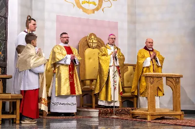 „Jak pasterze z Betlejem pójdźmy z pośpiechem oddać pokłon Nowonarodzonemu Zbawicielowi” – zachęcał bp Jan Wątroba na rozpoczęcie tradycyjnej „Pasterki” sprawowanej w rzeszowskiej katedrze. W uroczystej celebracji otwierającej okres Bożego Narodzenia uczestniczyli przedstawiciele księży, sióstr zakonnych oraz licznie przybyli diecezjanie i parafianie katedralni.
W wigilię uroczystości Bożego Narodzenia w rzeszowskiej katedrze została odprawiona tzw. Msza pasterzy, tradycyjnie zwana „Pasterką”, pod przewodnictwem Bp. Jana Wątroby, Biskupa Rzeszowskiego.
Celebracja rozpoczęła się kolędą „Wśród nocnej ciszy”, po której ks. Julian Wybraniec, wikariusz katedralny, zaśpiewał starożytną „Kalendę”, czyli fragment Martyrologium Rzymskiego mówiący o Narodzeniu Pańskim. Następnie ks. Krzysztof Gołąbek, proboszcz katedry, uroczyście złożył figurę Nowonarodzonego Jezusa w symbolicznej szopce.
W kazaniu Bp Jan Wątroba przypomniał historię i znaczenie teologiczne szopki. Nawiązując do 800. rocznicy zbudowania pierwszej szopki przez św. Franciszka z Asyżu we włoskiej miejscowości Greccio, kaznodzieja mówił: „Jego nauczanie przeniknęło do serc chrześcijan i pozostaje aż do naszych dni jako autentyczna forma zaproponowania na nowo piękna naszej wiary z prostotą (…) Dlaczego żłóbek wzbudza tyle zdziwienia i nas wzrusza? Przede wszystkim dlatego, że ukazuje czułość Boga. On, Stwórca wszechświata, uniża się do naszej małości. (…) W Jezusie Ojciec dał nam brata, który wychodzi, by nas szukać, kiedy jesteśmy zdezorientowani i zatracamy kierunek; wiernego przyjaciela, który jest zawsze blisko nas; dał nam swego Syna, który nam przebacza i podnosi nas z grzechu.”
Biskup Wątroba mówił, że tradycyjny żłóbek jest miejscem przekazywania wiary i doświadczenia Bożej miłości. „Począwszy od dzieciństwa, a następnie w każdym okresie życia uczy nas kontemplować Jezusa, odczuwać miłość Boga do nas, odczuwać i wierzyć, że Bóg jest z nami, a my jesteśmy Nim, wszyscy jako dzieci i bracia dzięki temu Dzieciątku, Synowi Boga i Dziewicy Maryi. I odczuwać, że na tym polega szczęście”.
Na zakończenie, kaznodzieja zachęcał do uważnego wpatrywania się w betlejemski żłóbek, w którym można odkryć kilka prawd o Bogu i o człowieku. To w nim, „Bóg uczy nas człowieczeństwa i zaprasza do udziału w boskiej naturze”, ale także prawdy, że „Bogu i człowiekowi dobrze jest być razem”. – podkreślał bp Wątroba.
Na zakończenie Eucharystii, ks. Krzysztof Gołąbek w imieniu parafii katedralnej złożył życzenia Księdzu Biskupowi oraz wszystkim przybyłym na uroczystość. 

Zdjęcia: Joanna Prasoł