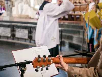 W V Niedzielę Wielkiego Postu, podczas Mszy Świętej o godz. 12:00, ks. Krzysztof Gołąbek – proboszcz naszej Katedry, przyjął do grona Liturgicznej Służby Ołtarza siedmiu nowych ministrantów. Po odpowiednim przygotowaniu, pod czujnym okiem ks. Pawła Wójcika oraz animatorów Adama i Miłosza, chłopcy otrzymali stopień ministranta choralisty – po raz pierwszy założyli kołnierzyki i otrzymali legitymacje ministranckie. To wyjątkowy moment i ogromna radość dla naszej wspólnoty! Podczas Mszy Świętej zaśpiewała Dziewczęca Schola Katedralna. Serdecznie gratulujemy chłopcom odwagi oraz życzymy wytrwałości w tej pięknej służbie przy Ołtarzu Pana Jezusa. Jeśli chcesz dołączyć do grona ministrantów – serdecznie zapraszamy! Zainteresowanych prosimy o kontakt z ks. Pawłem Wójcikiem.
fot. Antoni Ważny
