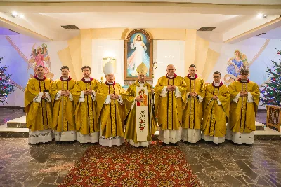 Pasterce w naszej Katedrze przewodniczył bp Jan Wątroba. Czuwanie przed Pasterką prowadziła młodzież naszej parafii. fot. Fotografiarzeszow