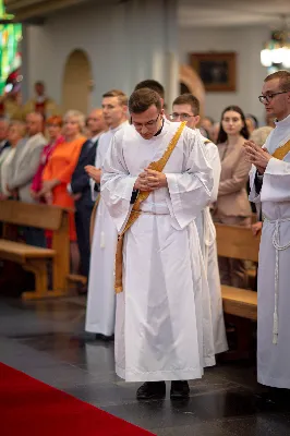 „Na swoje życie i swoje kapłaństwo trzeba popatrzeć w świetle Bożej miłości. Inaczej go nie pojmiemy ani my, ani ci, którzy będą na nas patrzeć” – mówił bp Jan Wątroba podczas Mszy św. z udzieleniem święceń prezbiteratu. 4 czerwca 2022 r. w kościele katedralnym jedenastu diakonów diecezji rzeszowskiej przyjęło sakrament kapłaństwa.
Do grona neoprezbiterów diecezji rzeszowskiej należą: ks. Sebastian Bełz z parafii w Nienadówce, ks. Krzysztof Lampart z parafii w Rudnej Wielkiej, ks. Mateusz Łachmanek z parafii w Lipinkach, ks. Karol Migut z parafii w Jasionce, ks. Marcin Murawski z parafii katedralnej w Rzeszowie, ks. Adrian Pazdan z parafii w Zagorzycach, ks. Tomasz Sienicki z parafii w Bieździedzy, ks. Dominik Świeboda z parafii w Palikówce, ks. Piotr Wąsacz z parafii bł. Władysława Findysza w Rzeszowie, ks. Mateusz Wojtuń z parafii w Święcanach oraz ks. Wiktor Zoła z parafii w Cieklinie.
Mszy św. przewodniczył i święceń udzielił bp Jan Wątroba. Eucharystię koncelebrowało około osiemdziesięciu księży, m.in: przełożeni Wyższego Seminarium Duchownego w Rzeszowie oraz proboszczowie i wikariusze z parafii rodzinnych neoprezbiterów. W Mszy św. uczestniczył abp Edward Nowak, bp Kazimierz Górny i bp Edward Białogłowski.
Zebranych w kościele katedralnym powitał ks. Krzysztof Gołąbek, proboszcz parafii.
W homilii bp Jan Wątroba nawiązał do słów z Ewangelii według św. Jana w których Chrystus tłumaczy co to znaczy być dobrym pasterzem. „Być kapłanem w Kościele Chrystusowym to znaczy mieć udział w Jego pasterskiej misji i stale upodabniać się do Dobrego Pasterza, który zna owce, karmi je, broni i jest gotów oddać życie dla ich dobra” – mówił hierarcha.
Po homilii odbył się obrzędy święceń: przyrzeczenie czci i posłuszeństwa Biskupowi Ordynariuszowi, Litania do Wszystkich Świętych podczas której kandydaci leżeli krzyżem, nałożenie rąk, modlitwa święceń oraz namaszczenie rąk krzyżmem i wręczenie chleba i wina. Podczas Liturgii Eucharystycznej nowo wyświęceni po raz pierwszy wyciągnęli dłonie nad chlebem i winem wypowiadając słowa konsekracji.
Na zakończenie Mszy św. ks. Tomasz Sienicki, podziękował w imieniu nowo wyświęconych wszystkim, którzy przyczynili się do przygotowania ich do kapłaństwa. Słowa wdzięczności, m.in. przełożonym Wyższego Seminarium Duchownego w Rzeszowie i rodzicom neoprezbiterów, wypowiedział bp Jan Wątroba. 
W drodze do zakrystii neoprezbiterzy zatrzymali się przy figurze Matki Bożej Fatimskiej zawierzając swoje kapłaństwo Matce Bożej.
W niedzielę, 5 czerwca, w Uroczystość Zesłania Ducha Świętego, neoprezbiterzy będą sprawować w swoich rodzinnych parafiach uroczyste Msze św. prymicyjne, a w najbliższych tygodniach otrzymają skierowania do parafii.

Fot. ks. Jakub Nagi oraz biala-wrona.pl
