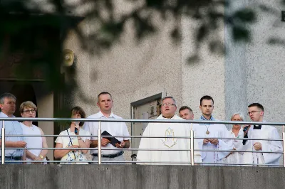 W czwartek 13 czerwca przeżywaliśmy uroczyste Nabożeństwo Fatimskie. Naszym modlitwom przewodniczył ks. Tadeusz Pindara. Kazanie wygłosił ks. Paweł Blat. O godz. 18.40 zostały przedstawione prośby i podziękowania do Matki Bożej Fatimskiej, w intencji których sprawowana była także Msza Święta. Po Mszy Świętej wyruszyła procesja z figurą Matki Bożej i relikwiami świętych Dzieci Fatimskich. Nabożeństwo zakończył Apel Jasnogórski. Dziękujemy parafii pw. Matki Bożej Częstochowskiej (Drabinianka) w Rzeszowie za przygotowanie liturgii oraz parafii pw. Miłosierdzia Bożego (Biała) za prowadzenie modlitwy różańcowej. fot. Joanna Prasoł 