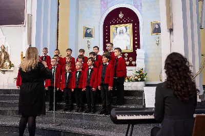 W niedzielę, 18 grudnia 2022 roku, podczas uroczystej Mszy Świętej o godz. 12.00 w Katedrze Rzeszowskiej do grona chórzystów Katedralnego Chóru Chłopięco-Męskiego Pueri Cantores Resovienses dołączyło 20 najmłodszych chłopców.
„Młodziki”, bo tak są nazywani przez starszych kolegów, złożyli przyrzeczenie, że będą godnie reprezentować brać chóralną i śpiewać na chwałę Pana.
Najmłodsi kandydaci na chórzystów zostali wyłonieni podczas rekrutacji prowadzonej przez poprzedniego dyrygenta, Marcina Florczaka, w rzeszowskich szkołach podstawowych jeszcze na wiosnę. Od razu rozpoczęli próby. Intensywnie przez tydzień ćwiczyli swoje głosy razem ze starszymi kolegami podczas corocznego Muzycznego Obozu Szkoleniowo-Wypoczynkowego we Frysztaku, który odbył się początkiem lipca. W wolnych chwilach uczestniczyli w wycieczkach i zajęciach sportowych. Mieli okazję poznać kolegów z chóru i lepiej się poznać.
Obecnie dyrygentkami Katedralnego Chóru Chłopięco-Męskiego Pueri Cantores Resovienses są: Edyta Kotula i Angela Pacuta. 
Po Mszy Świętej Chór wraz z ks. Krzysztofem Gołąbkiem – proboszczem Katedry oraz ks. Julianem Wybrańcem – duszpasterzem Chóru z ramienia biskupa diecezji rzeszowskiej, a także dyrygentkami: Edytą Kotulą i Angelą Pacutą, na stopniach ołtarza Rzeszowskiej Katedry pozował do wspólnego zdjęcia. Następnie chórzyści udali się do sali Jana Pawła II na słodki poczęstunek. 
Za piękne zdjęcia dziękujemy: Fotografia Jola Warchoł