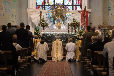 W poniedziałek 18 maja o godz. 18.00 w naszej Katedrze miało miejsce dziękczynienie w stulecie urodzin Karola Wojtyły – św. Jana Pawła II. W tym dniu dziękowaliśmy również i modliliśmy się w intencji naszych Księży Biskupów: Jana – z racji 20. rocznicy sakry biskupiej oraz Kazimierza – z racji 60. rocznicy święceń kapłańskich, a także w intencji naszego Księdza Infułata Stanisława w 60. rocznicę święceń kapłańskich. Eucharystii przewodniczył bp Jan Wątroba. Mszę św. koncelebrowali: bp Kazimierz Górny, bp Edward Białogłowski, infułaci: ks. Stanisław Mac i ks. Wiesław Szurek, księża dziekani oraz duchowni z różnych instytucji diecezji rzeszowskiej.  W Mszy św. uczestniczyły władze państwowe i samorządowe oraz służby mundurowe. fot. Dariusz Kamiński (fotografiarzeszow.com.pl)