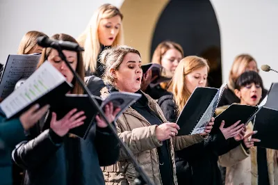 W czwartek (7 grudnia) w wigilię Niepokalanego Poczęcia NMP modliliśmy się śpiewem Akatystu ku czci Bogurodzicy. Śpiew prowadziła Katedralna Schola Liturgiczna pod dyrekcją ks. Juliana Wybrańca. Nabożeństwu przewodniczył ks. Jakub Oczkowicz.
fot. Tomasz Chrobak