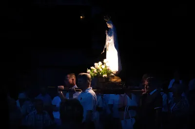 W niedzielę 13 sierpnia przeżywaliśmy kolejne w tym roku Nabożeństwo Fatimskie. O godz. 18.40 zostały przedstawione prośby i podziękowania do Matki Bożej Fatimskiej, w intencji których sprawowana była także Msza Święta. Eucharystii przewodniczył ks. Piotr Fortuna (proboszcz parafii Rzeszów-Matysówka), homilię zaś wygłosił ks. Jan Pyziak (proboszcz parafii Rzeszów-Matysówka w latach 1985-2018). Po Mszy Świętej wyruszyła procesja z figurą Matki Bożej, podczas której modlitwę różańcową prowadzili przedstawiciele parafii Rzeszów-Zalesie wraz ze swoim duszpasterzem ks. Łukaszem Jaskiem. Modlitwę ubogaciła obecność Orkiestry Dętej pod dyrekcją Tadeusza Cielaka. Nabożeństwo zakończył Apel Jasnogórski. fot. Joanna Prasoł