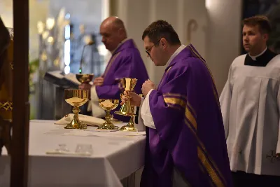 Mszy św. w Środę Popielcową na rozpoczęcie Wielkiego Postu w katedrze rzeszowskiej przewodniczył bp Jan Wątroba. Eucharystię koncelebrowali: ks. Łukasz Cyrnek, ks. Krzysztof Golas, ks. Krzysztof Gołąbek, ks. Sławomir Jeziorski, ks. Dominik Kiełb, ks. Jakub Nagi i ks. Nikodem Rybczyk.
Homilię wygłosił ks. Julian Wybraniec, wikariusz parafii katedralnej. Kaznodzieja w rozważaniu mówił o symbolice popiołu, którym w Środę Popielcową posypuje się głowy uczestników liturgii.
Po homilii odbył się obrzęd wybrania i wpisania imion do księgi katechumenów dwóch kobiet, które, jako dorosłe, przygotowują się do przyjęcia sakramentów inicjacji chrześcijańskiej.
Następnie odbył się obrzęd posypania popiołem.
Podczas Mszy św. posługę muzyczną pełniła Katedralna Schola Liturgiczna. Eucharystia była transmitowana przez Katolickie Radio VIA.
fot. ks. Jakub Oczkowicz