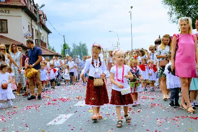 W czwartek w Uroczystość Najświętszego Ciała i Krwi Pańskiej (Boże Ciało) Msza Święta parafialna o godz. 12.00 była sprawowana na osiedlu Drabinianka na placu zieleni między ul. Graniczną i Zieloną. Dziękujemy parafianom za zaangażowanie i pomoc w przygotowaniu ołtarzy: - Ołtarz Mszy Świętej - Spółdzielnia Mieszkaniowa Metalowiec i mieszkańcy ul. Zielonej. - I ołtarz przy kapliczce Matki Bożej Fatimskiej – mieszkańcy bloku ul. Cicha 9. - II ołtarz przy Akademikach – mieszkańcy bloków ul. Cicha 3 i 7. - III ołtarz przed „Energetykiem” mieszkańcy bloku Kwiatkowskiego 5. - IV ołtarz obok bloków ul. Graniczna 4a i 4b – mieszkańcy tychże bloków.  fot. Andrzej Kotowicz