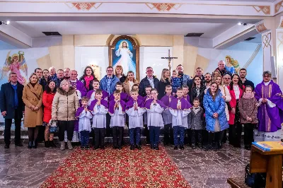 W III niedzielę Wielkiego Postu, 3 marca, podczas Mszy Świętej o godz. 12.00 ks. Krzysztof Gołąbek - proboszcz naszej Katedry, przyjął do grona Liturgicznej Służby Ołtarza dwunastu chłopców. Po odpowiednim przygotowaniu, pod czujnym okiem ks. Pawła Wójcika – opiekuna ministrantów oraz ceremoniarza Rafała Waszczaka i animatorów-praktykantów, otrzymali stopień ministranta choralisty, po raz pierwszy mogli ubrać kołnierzyki, a także otrzymali legitymacje ministranckie. To wielka radość dla naszej parafii. Gratulujemy chłopcom odwagi oraz życzymy wytrwałości w tym pięknym powołaniu, jakim jest służba przy Ołtarzu Pana Jezusa. Podczas Mszy Świętej zaśpiewała Dziewczęca Schola Katedralna.
Zapraszamy wszystkich chętnych chłopców do wstąpienia w szeregi katedralnej Liturgicznej Służby Ołtarza. Zainteresowanych prosimy o kontakt z ks. Pawłem Wójcikiem.
Rafał Waszczak
fot. Joanna Prasoł