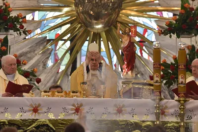 18 maja 2025 r., w katedrze rzeszowskiej celebrowano Eucharystię z okazji 25. rocznicy przyjęcia sakry biskupiej przez bp. Jana Wątrobę. Mszy św. przewodniczył Biskup Rzeszowski, zaś w koncelebrze wzięli udział: abp Józef Michalik, abp Adam Szal, bp Edward Białogłowski, bp Kazimierz Górny, bp Stanisław Jamrozek, bp Marian Rojek, bp Jan Śrutwa oraz kilkudziesięciu kapłanów. W Eucharystii uczestniczyły liczne delegacje osób życia konsekrowanego, przedstawiciele instytucji, fundacji i stowarzyszeń kościelnych. W katedrze rzeszowskiej obecni byli również parlamentarzyści sejmu i senatu, władze wojewódzkie, samorządowe, władze Rzeszowa, rektorzy wyższych uczelni, dyrektorzy instutucji regionalnych, kuratorium oświaty, a także szpitali. Homilię wygłosił bp Edward Białogłowski, biskup pomocniczy senior, który podkreślił, że świętowanie srebrnego jubileuszu Biskupa Rzeszowskiego wpisuje się w przeżywanie Roku Świętego, ale także kolejną rocznicę urodzin św. Jana Pawła II, rocznicę bitwy pod Monte Cassino, inaugurację pontyfikatu Ojca Świętego Leona XIV oraz rocznicę beatyfikacji Józef Sebastiana Pelczara. Na zakończenie liturgii Karolina i Dariusz Kosakowie z dziećmi, jako przedstawiciele diecezjan, przekazali życzenia Jubilatowi. W uroczystej liturgii wzięło udział kilkuset muzyków, chórzystów i członków orkiestr, którzy brali udział w projekcie „Podkarpacie śladami św. Jana Pawła II”. Przedsięwzięcie zostało zorganizowane przez Polski Związek Chórów i Orkiestr – Oddział w Rzeszowie. fot. ks. Jakub Oczkowicz