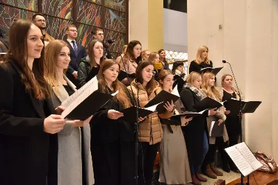 Mszy św. w Środę Popielcową na rozpoczęcie Wielkiego Postu w katedrze rzeszowskiej przewodniczył bp Jan Wątroba. Eucharystię koncelebrowali: ks. Łukasz Cyrnek, ks. Krzysztof Golas, ks. Krzysztof Gołąbek, ks. Sławomir Jeziorski, ks. Dominik Kiełb, ks. Jakub Nagi i ks. Nikodem Rybczyk.
Homilię wygłosił ks. Julian Wybraniec, wikariusz parafii katedralnej. Kaznodzieja w rozważaniu mówił o symbolice popiołu, którym w Środę Popielcową posypuje się głowy uczestników liturgii.
Po homilii odbył się obrzęd wybrania i wpisania imion do księgi katechumenów dwóch kobiet, które, jako dorosłe, przygotowują się do przyjęcia sakramentów inicjacji chrześcijańskiej.
Następnie odbył się obrzęd posypania popiołem.
Podczas Mszy św. posługę muzyczną pełniła Katedralna Schola Liturgiczna. Eucharystia była transmitowana przez Katolickie Radio VIA.
fot. ks. Jakub Oczkowicz
