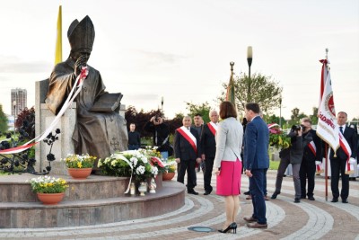 2 czerwca 2021 r., w 30. rocznicę wizyty Jana Pawła II w Rzeszowie, bp Kazimierz Górny i Tadeusz Ferenc odsłonili, a bp Jan Wątroba poświęcił pomnik św. Jana Pawła II w Parku Papieskim w Rzeszowie.  Odsłonięcie i poświęcenie poprzedziła Msza św. w naszej Katedrze pod przewodnictwem bpa Jana Wątroby. Eucharystię koncelebrował bp Edward Białogłowski, abp Edward Nowak i blisko 20 księży. We Mszy św. uczestniczył bp Kazimierz Górny.  Homilię wygłosił bp Edward Białogłowski. Po Komunii Świętej abp Edward Nowak, były sekretarz Kongregacji Spraw Kanonizacyjnych, powiedział o swojej współpracy z Janem Pawłem II.  Po Mszy św. jej uczestnicy przeszli do Parku Papieskiego. Krótkie przemówienia wygłosili: Ewa Leniart, wojewoda podkarpacki, Marek Bajdak, pełniący funkcję prezydenta Rzeszowa, Mieczysław Janowski, były prezydent Rzeszowa i bp Kazimierz Górny, pierwszy ordynariusz diecezji rzeszowskiej.  Pomnik odsłonił bp Kazimierz Górny i Tadeusz Ferenc, były prezydent Rzeszowa, a poświęcania dokonał bp Jan Wątroba.  Na początku października 2020 r. w Parku Papieskim zamontowano pomnik św. Jana Pawła II, który zastąpił obelisk z tablicą upamiętniającą pobyt papieża w Rzeszowie (obelisk umieszczono kilka metrów obok pomnika). Czterometrowy pomnik przedstawia Ojca Świętego ubranego w liturgiczne szaty, siedzącego na granitowym tronie. Papież w jednej ręce trzyma księgę Pisma Świętego, a drugą wykonuje gest błogosławieństwa. Odlew został wykonany z brązu. Całość znajduje się na granitowym podeście, który oplatają metalowe róże.  Pomnik zaprojektował Eliasz Dyrow, 26-letni malarz i rzeźbiarz z Jarosławia. Dyrow urodził się w polskiej rodzinie mieszkającej w Kijowie. W 2011 r., w ramach repatriacji, przyjechał do Jarosławia, gdzie ukończył Liceum Plastyczne, a następnie Wydział Sztuki Uniwersytetu Rzeszowskiego.  fot. ks. Tomasz Nowak 