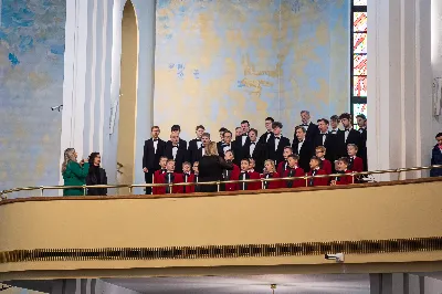 W niedzielę, 18 grudnia 2022 roku, podczas uroczystej Mszy Świętej o godz. 12.00 w Katedrze Rzeszowskiej do grona chórzystów Katedralnego Chóru Chłopięco-Męskiego Pueri Cantores Resovienses dołączyło 20 najmłodszych chłopców.
„Młodziki”, bo tak są nazywani przez starszych kolegów, złożyli przyrzeczenie, że będą godnie reprezentować brać chóralną i śpiewać na chwałę Pana.
Najmłodsi kandydaci na chórzystów zostali wyłonieni podczas rekrutacji prowadzonej przez poprzedniego dyrygenta, Marcina Florczaka, w rzeszowskich szkołach podstawowych jeszcze na wiosnę. Od razu rozpoczęli próby. Intensywnie przez tydzień ćwiczyli swoje głosy razem ze starszymi kolegami podczas corocznego Muzycznego Obozu Szkoleniowo-Wypoczynkowego we Frysztaku, który odbył się początkiem lipca. W wolnych chwilach uczestniczyli w wycieczkach i zajęciach sportowych. Mieli okazję poznać kolegów z chóru i lepiej się poznać.
Obecnie dyrygentkami Katedralnego Chóru Chłopięco-Męskiego Pueri Cantores Resovienses są: Edyta Kotula i Angela Pacuta. 
Po Mszy Świętej Chór wraz z ks. Krzysztofem Gołąbkiem – proboszczem Katedry oraz ks. Julianem Wybrańcem – duszpasterzem Chóru z ramienia biskupa diecezji rzeszowskiej, a także dyrygentkami: Edytą Kotulą i Angelą Pacutą, na stopniach ołtarza Rzeszowskiej Katedry pozował do wspólnego zdjęcia. Następnie chórzyści udali się do sali Jana Pawła II na słodki poczęstunek. 
Za piękne zdjęcia dziękujemy: Fotografia Jola Warchoł