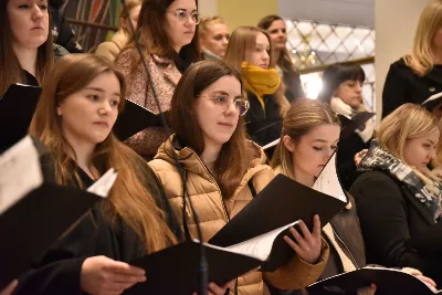 Mszy św. w Środę Popielcową na rozpoczęcie Wielkiego Postu w katedrze rzeszowskiej przewodniczył bp Jan Wątroba. Eucharystię koncelebrowali: ks. Łukasz Cyrnek, ks. Krzysztof Golas, ks. Krzysztof Gołąbek, ks. Sławomir Jeziorski, ks. Dominik Kiełb, ks. Jakub Nagi i ks. Nikodem Rybczyk.
Homilię wygłosił ks. Julian Wybraniec, wikariusz parafii katedralnej. Kaznodzieja w rozważaniu mówił o symbolice popiołu, którym w Środę Popielcową posypuje się głowy uczestników liturgii.
Po homilii odbył się obrzęd wybrania i wpisania imion do księgi katechumenów dwóch kobiet, które, jako dorosłe, przygotowują się do przyjęcia sakramentów inicjacji chrześcijańskiej.
Następnie odbył się obrzęd posypania popiołem.
Podczas Mszy św. posługę muzyczną pełniła Katedralna Schola Liturgiczna. Eucharystia była transmitowana przez Katolickie Radio VIA.
fot. ks. Jakub Oczkowicz