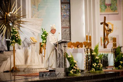 Mszy Świętej w święto Ofiarowania Pańskiego przewodniczył bp Jan Wątroba. W Eucharystii z okazji Dnia Życia Konsekrowanego uczestniczyli przedstawiciele sióstr i braci zakonnych, pustelnic, dziewic i wdów konsekrowanych oraz członków instytutów świeckich. Eucharystię koncelebrował ks. Stanisław Kamiński, wikariusz biskupi ds. zakonnych, a także 8 kapłanów. Homilię wygłosił bp Jan Wątroba. Śpiew podczas Mszy Świętej prowadziła Katedralna Schola Liturgiczna pod kierunkiem ks. Juliana Wybrańca przy akompaniamencie organowym Wiesława Siewierskiego. Fot. Paulina Lęcznar