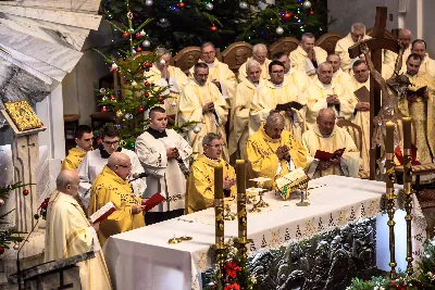 W liturgiczne święto św. Jana Apostoła i Ewangelisty, w katedrze rzeszowskiej duchowni i świeccy modlili się w intencji bp. Jana Wątroby. Eucharystię, której przewodniczył Solenizant, koncelebrowali: bp Kazimierz Górny, bp Edward Białogłowski oraz 56 księży.  fot. Dariusz Kamiński (https://fotografiarzeszow.com.pl)