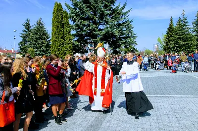 W Niedzielę Palmową młodzież diecezji rzeszowskiej modliła się z bp. Janem Wątrobą w Rzeszowie.  Rzeszowskie spotkanie rozpoczęło się o godz. 11.00 przy obelisku w centrum Parku Papieskiego. Tam odbył się konkurs na najdłuższą palmę, który prowadził ks. Krzysztof Golas, diecezjalny duszpasterz młodzieży. Najdłuższe palmy przekraczały 10 metrów wysokości.  Na placu przed katedrą odbyła się pierwsza część liturgii Niedzieli Palmowej, podczas której zebrani wysłuchali Ewangelię o wjeździe Jezusa do Jerozolimy, a bp Wątroba pobłogosławił palmy.  Już w katerze odbyła się Msza św., której przewodniczył biskup rzeszowski. Eucharystię koncelebrowało ponad dwudziestu księży, głównie duszpasterze młodzieży.  fot. Andrzej Kotowicz, Olga Cyburt