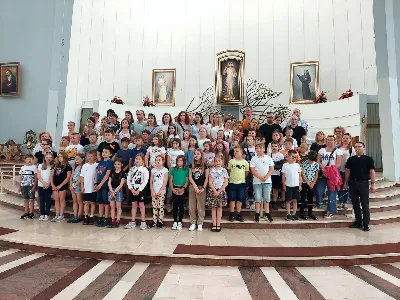 W niespełna miesiąc po I Komunii św. w Katedrze, w poniedziałek 6 czerwca 2022 r., dzieci z kl. III wraz z rodzicami i opiekunami wybrały się na pielgrzymkę dziękczynną do Wadowic i Łagiewnik. Wyprawę rozpoczęliśmy od zwiedzania nowoczesnej ekspozycji w Muzeum Domu Rodzinnego Jana Pawła II. Następnie dzieci w strojach komunijnych udały się na Mszę Świętą do wadowickiej bazyliki, dziękując za dar I Komunii Świętej i prosząc o wstawiennictwo Świętego z Wadowic. Nie zabrakło także degustacji papieskiej kremówki, która była deserem po pysznym obiedzie. Ostatnim punktem pielgrzymki była modlitwa koronką w Sanktuarium Bożego Miłosierdzia w Łagiewnikach. 
Dziękujemy wszystkim dzieciom, rodzicom i opiekunom za dar wspólnego pielgrzymowania. Dziękujemy także organizatorowi wyjazdu – biurze Matteo Travel oraz opiekunom: p. Agacie, p. Joannie, s. Julicie i ks. Julianowi, którzy czuwali nad duchowym wymiarem naszej pielgrzymki. A nade wszystko dziękujemy Panu Bogu za dobrą pogodę i szczęśliwy przebieg całej wyprawy.