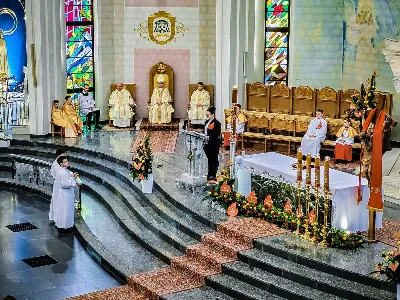 W sobotnie południe 67 naszych młodych parafian przyjęło sakrament bierzmowania. Po dwóch latach przygotowań wyrazili przed bpem Janem Wątrobą swoje pragnienie świadczenia o wierze i życia według jej zasad. Jako motto ich wzrostu w dojrzałości chrześcijańskiej Ksiądz Biskup zaproponował słowa św. Piotra: "Trzeba słuchać bardziej Boga niż ludzi".
Fot. Piotr Reszko i Katarzyna Franiszyn-Luciano