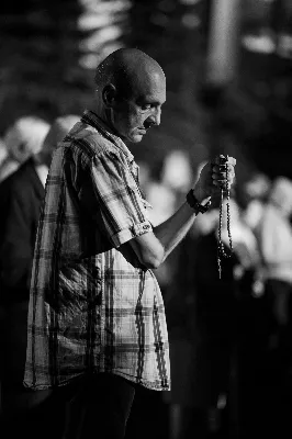 W środę 13 września przeżywaliśmy kolejne w tym roku Nabożeństwo Fatimskie. O godz. 18.40 zostały przedstawione prośby i podziękowania do Matki Bożej Fatimskiej, w intencji których sprawowana była także Msza Święta. Eucharystii przewodniczył i homilię wygłosił ks. Marek Kotwa – wikariusz parafii pw. Św. Michała Archanioła w Rzeszowie. Po Mszy Świętej wyruszyła procesja z figurą Matki Bożej, podczas której modlitwę różańcową prowadzili przedstawiciele parafii pw. Św. Jadwigi Królowej wraz ze swoimi duszpasterzami: ks. Tomaszem Gałuszką oraz ks. Łukaszem Mariuszycem, zaś figurę Matki Bożej nieśli przedstawiciele Bractwa św. Michała Archanioła, Rycerzy Kolumba oraz Związku Strzeleckiego "Strzelec". Modlitwę ubogaciła obecność Orkiestry Dętej pod dyrekcją Tadeusza Cielaka. Nabożeństwo zakończył Apel Jasnogórski. fot. Jola Warchoł