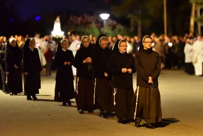 W niedzielę 13 października przeżywaliśmy uroczyste Nabożeństwo Fatimskie z udziałem WSD w Rzeszowie. Mszy Świętej przewodniczył i homilię wygłosił ks. Krystian Winiarski - prefekt WSD. O godz. 18.40 zostały przedstawione prośby i podziękowania do Matki Bożej Fatimskiej, w intencji których sprawowana była także Msza Święta. Po Mszy Świętej wyruszyła procesja z figurą Matki Bożej i relikwiami świętych Dzieci Fatimskich. Nabożeństwo zakończył Apel Jasnogórski. fot. ks. Tomasz Nowak, Joanna Prasoł