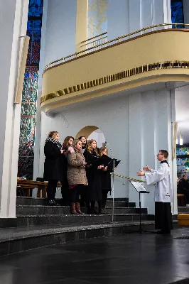 „Nasza wdzięczność jest szczególna wobec osób konsekrowanych za ich czytelne świadectwo wiary i za to, że żyjąc wiarą na co dzień ukazują chrystusowy styl życia” – mówił biskup Jan Wątroba podczas Mszy św. w katedrze rzeszowskiej w święto Ofiarowania Pańskiego. W Eucharystii, z okazji swojego święta patronalnego, uczestniczyły osoby konsekrowane posługujące w diecezji rzeszowskiej.
Mszy św. w katedrze rzeszowskiej przewodniczył bp Jan Wątroba, który modlił się w intencji osób konsekrowanych, przeżywających w święto Ofiarowania Pańskiego (02.02.) swoje święto patronalne. Eucharystię koncelebrował ks. Stanisław Kamiński, wikariusz biskupi ds. zakonnych, a także 9 kapłanów.
Na początku Mszy św. ks. Stanisław Kamiński powitał zebranych i wprowadził w przeżywaną liturgię. Następnie odbył się obrzęd błogosławieństwa świec i procesja z dolnego kościoła do głównej części katedry rzeszowskiej
Homilię wygłosił bp Jan Wątroba, który w pierwszej części, odnosząc się do przeżywanego święta, nawiązał do postawy Matki Najświętszej i św. Józefa. „Maryja uczy nas, że wierność Bogu oznacza wypełnianie prawa Bożego. Ona wypełniła wszystko bez wyjątku. Choć sama nie potrzebowała oczyszczenia, pozostała jednak posłuszna prawu. Skromna, prosta, uboga kobieta, poddana Bogu. W postawie Maryi i Józefa można dostrzec piękną lekcję dla rodziców i wychowawców. Rodzice powinni przedstawiać, czyli zawierzać swoje dzieci Panu Bogu. To jest gest wdzięczności wobec Stwórcy, a także znak wielkiej pokory wobec niełatwej misji rodzicielskiej i wychowawczej. Pełny rozwój człowieka dokonuje się dzięki Bożej łasce, a rodzice powinni się czuć narzędziem Bożej łaski, dlatego powinni często błogosławić swoje dzieci, modlić się za nie i z nimi oraz wciąż na nowo zawierzać je Panu Bogu” – mówił bp Wątroba.
Biskup Rzeszowski odnosząc się do obchodzonego Dnia życia konsekrowanego powiedział: „Trzy elementy wspólnoty: słowo, wierność i otwarcie na Ducha Świętego stanowią istotę życia każdej osoby konsekrowanej. Rozważać słowo Boże, trwać wiernie na modlitwie i być otwartym na to, co Duch Święty chce nam powiedzieć, to wypełnić powołanie do życia konsekrowanego, a jednocześnie wyznać wiarę w Kościół Chrystusowy. Nasza wdzięczność jest szczególna wobec osób konsekrowanych za ich czytelne świadectwo wiary i za to, że żyjąc wiarą na co dzień ukazują chrystusowy styl życia. Towarzyszą nam przez swoją pełną zatroskania miłosierną obecność, ale także przez milczącą obecność przepełnioną modlitwą w intencjach Kościoła, świata, a także poszczególnych osób i wspólnot”.
Po homilii osoby konsekrowane zgromadzone w katedrze odnowiły swoje przyrzeczenia.
Na zakończenie liturgii s. Agata Jakieła CSFN, referentka diecezjalna ds. życia konsekrowanego, podziękowała bp. Janowi Wątrobie za przewodniczenie liturgii i modlitwę w intencji osób życia konsekrowanego.
W Eucharystii w rzeszowskiej katedrze uczestniczyło prawie 100 osób życia konsekrowanego, a pośród nich ojcowie i bracia zakonni, siostry zakonne, wdowy i dziewice konsekrowane oraz członkowie instytutów świeckich. Śpiewy podczas liturgii wykonała Katedralna Schola Liturgiczna pod dyrekcją ks. Juliana Wybrańca, a przy organach zasiadł katedralny organista – Wiesław Siewierski. 

fot. Jola Warchoł