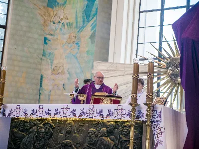 W V Niedzielę Wielkiego Postu, podczas Mszy Świętej o godz. 12:00, ks. Krzysztof Gołąbek – proboszcz naszej Katedry, przyjął do grona Liturgicznej Służby Ołtarza siedmiu nowych ministrantów. Po odpowiednim przygotowaniu, pod czujnym okiem ks. Pawła Wójcika oraz animatorów Adama i Miłosza, chłopcy otrzymali stopień ministranta choralisty – po raz pierwszy założyli kołnierzyki i otrzymali legitymacje ministranckie. To wyjątkowy moment i ogromna radość dla naszej wspólnoty! Podczas Mszy Świętej zaśpiewała Dziewczęca Schola Katedralna. Serdecznie gratulujemy chłopcom odwagi oraz życzymy wytrwałości w tej pięknej służbie przy Ołtarzu Pana Jezusa. Jeśli chcesz dołączyć do grona ministrantów – serdecznie zapraszamy! Zainteresowanych prosimy o kontakt z ks. Pawłem Wójcikiem.
fot. Antoni Ważny