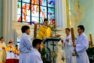 „Jesteśmy na świecie, aby stać pod krzyżem, głosić prawdę o krzyżu i bronić krzyża. W nim jest cała nasza nadzieja” – powiedział bp Jan Wątroba w dniu Uroczystości Jezusa Chrystusa Króla Wszechświata w rzeszowskiej katedrze. Podczas Mszy św. nowi członkowie Katolickiego Stowarzyszenia Młodzieży złożyli przyrzeczenie, a prezesi oddziałów parafialnych Akcji Katolickiej otrzymali nominacje.  Mszy św. przewodniczył bp Jan Wątroba. W koncelebrze uczestniczyli infułaci: ks. Stanisław Mac, ks. Wiesław Szurek i ponad 20 księży, wśród nich ks. Stanisław Potera, asystent diecezjalny Akcji Katolickiej (AK) i ks. Tomasz Ryczek, asystent diecezjalny Katolickiego Stowarzyszenia Młodzieży (KSM).  Po wyznaniu wiary 73 młode osoby złożyły przyrzeczenie Katolickiego Stowarzyszenia Młodzieży.  Po Komunii św. bp Jan Wątroba, razem z ks. Stanisławem Poterą, wręczył nominacje 19 nowym prezesom oddziałów parafialnych Akcji Katolickiej.  Na zakończenie Mszy św. bp Wątroba, na prośbę ks. Krzysztofa Gołąbka, proboszcza parafii katedralnej, wręczył dyplomy ceremoniarza Rafałowi Waszczakowi i Dawidowi Różańskiemu, długoletnim członkom Liturgicznej Służby Ołtarza w parafii katedralnej.  fot. Andrzej Kotowicz