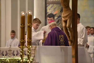 Mszy św. w Środę Popielcową na rozpoczęcie Wielkiego Postu w katedrze rzeszowskiej przewodniczył bp Jan Wątroba. Eucharystię koncelebrowali: ks. Łukasz Cyrnek, ks. Krzysztof Golas, ks. Krzysztof Gołąbek, ks. Sławomir Jeziorski, ks. Dominik Kiełb, ks. Jakub Nagi i ks. Nikodem Rybczyk.
Homilię wygłosił ks. Julian Wybraniec, wikariusz parafii katedralnej. Kaznodzieja w rozważaniu mówił o symbolice popiołu, którym w Środę Popielcową posypuje się głowy uczestników liturgii.
Po homilii odbył się obrzęd wybrania i wpisania imion do księgi katechumenów dwóch kobiet, które, jako dorosłe, przygotowują się do przyjęcia sakramentów inicjacji chrześcijańskiej.
Następnie odbył się obrzęd posypania popiołem.
Podczas Mszy św. posługę muzyczną pełniła Katedralna Schola Liturgiczna. Eucharystia była transmitowana przez Katolickie Radio VIA.
fot. ks. Jakub Oczkowicz