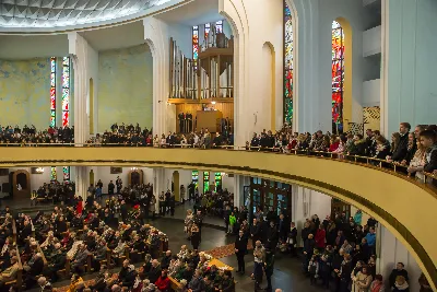 Uroczystość Chrystusa Króla to także święto Akcji Katolickiej i KSM-u. Centralnej uroczystości w Katedrze przewodniczył biskup diecezjalny Jan Wątroba. Eucharystię koncelebrowało 25 księży, wśród nich ks. Stanisław Potera – asystent diecezjalny AK i ks. Tomasz Ryczek – asystent diecezjalny KSM. Po wyznaniu wiary 88 młodych osób złożyło przyrzeczenie Katolickiego Stowarzyszenia Młodzieży. Obrzęd przyrzeczenia prowadził Paweł Grodzki – prezes KSM Diecezji Rzeszowskiej. Ceremonia zakończyła się odśpiewaniem hymnu KSM i zawołaniem: „Przez cnotę, naukę i pracę, służyć Bogu i Ojczyźnie, Gotów!”

Po Komunii św. bp Jan Wątroba, razem z ks. Stanisławem Poterą, wręczył nominacje 20 nowym prezesom oddziałów parafialnych Akcji Katolickiej. Krótkie przemówienia wypowiedzieli kolejno: Jeremi Kalkowski – prezes Zarządu Diecezjalnego Instytutu AK i Paweł Grodzki.

Po Komunii św. wszyscy zebrani uklękli przed Najświętszym Sakramentem. Biskup Ordynariusz odczytał Jubileuszowy Akt Przyjęcia Jezusa Chrystusa za Króla i Pana.

Po Mszy św. bp Jan Wątroba wręczył odznaki i legitymacje nowym członkom KSM.

fot. Fotografiarzeszow