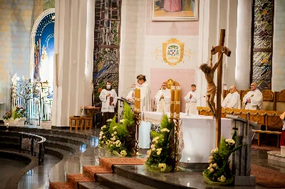 Mszy Świętej w święto Ofiarowania Pańskiego przewodniczył bp Jan Wątroba. W Eucharystii z okazji Dnia Życia Konsekrowanego uczestniczyli przedstawiciele sióstr i braci zakonnych, pustelnic, dziewic i wdów konsekrowanych oraz członków instytutów świeckich. Eucharystię koncelebrował ks. Stanisław Kamiński, wikariusz biskupi ds. zakonnych, a także 8 kapłanów. Homilię wygłosił bp Jan Wątroba. Śpiew podczas Mszy Świętej prowadziła Katedralna Schola Liturgiczna pod kierunkiem ks. Juliana Wybrańca przy akompaniamencie organowym Wiesława Siewierskiego. Fot. Paulina Lęcznar