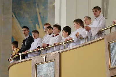 „Eucharystia powinna nas prowadzić do odkrycia kapłańskiej misji Ludu Bożego, kapłańskiej misji każdego z nas” – powiedział Biskup Rzeszowski podczas Mszy Wieczerzy Pańskiej, której przewodniczył w katedrze rzeszowskiej w Wielki Czwartek, 2 kwietnia 2026 r.
Podczas uroczystej liturgii Wielkiego Czwartku w katedrze rzeszowskiej, której przewodniczył bp Jan Wątroba, wierni zostali zaproszeni do refleksji nad tajemnicą Eucharystii, kapłaństwa oraz powołania całego Ludu Bożego do udziału w misji Chrystusa. Na zakończenie homilii biskup zachęcił do szczególnej modlitwy za kapłanów, zwłaszcza tych przeżywających trudności i kryzysy. „Panie Jezu, dobry pasterzu i towarzyszu wędrówki, dziś powierzamy Ci wszystkich kapłanów, ale zwłaszcza tych, którzy przechodzą chwilę kryzysu” – powiedział Biskup Rzeszowski. Wezwał także wspólnotę wiernych do troski o kapłanów poprzez modlitwę, życzliwość i wsparcie.
Wielkoczwartkowa liturgia w katedrze rzeszowskiej stała się nie tylko dziękczynieniem za dar Eucharystii i kapłaństwa, ale także wezwaniem do odnowienia świadomości odpowiedzialności każdego wiernego za życie Kościoła i świadectwo wiary w świecie. fot. ks. Jakub Oczkowicz