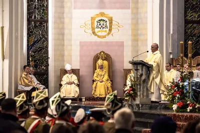 W liturgiczne święto św. Jana Apostoła i Ewangelisty, w katedrze rzeszowskiej duchowni i świeccy modlili się w intencji bp. Jana Wątroby. Eucharystię, której przewodniczył Solenizant, koncelebrowali: bp Kazimierz Górny, bp Edward Białogłowski oraz 56 księży.  fot. Dariusz Kamiński (https://fotografiarzeszow.com.pl)