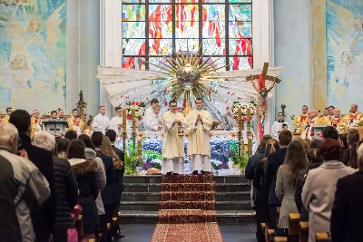 Uroczystość Chrystusa Króla to także święto Akcji Katolickiej i KSM-u. Centralnej uroczystości w Katedrze przewodniczył biskup diecezjalny Jan Wątroba. Eucharystię koncelebrowało 25 księży, wśród nich ks. Stanisław Potera – asystent diecezjalny AK i ks. Tomasz Ryczek – asystent diecezjalny KSM. Po wyznaniu wiary 88 młodych osób złożyło przyrzeczenie Katolickiego Stowarzyszenia Młodzieży. Obrzęd przyrzeczenia prowadził Paweł Grodzki – prezes KSM Diecezji Rzeszowskiej. Ceremonia zakończyła się odśpiewaniem hymnu KSM i zawołaniem: „Przez cnotę, naukę i pracę, służyć Bogu i Ojczyźnie, Gotów!”

Po Komunii św. bp Jan Wątroba, razem z ks. Stanisławem Poterą, wręczył nominacje 20 nowym prezesom oddziałów parafialnych Akcji Katolickiej. Krótkie przemówienia wypowiedzieli kolejno: Jeremi Kalkowski – prezes Zarządu Diecezjalnego Instytutu AK i Paweł Grodzki.

Po Komunii św. wszyscy zebrani uklękli przed Najświętszym Sakramentem. Biskup Ordynariusz odczytał Jubileuszowy Akt Przyjęcia Jezusa Chrystusa za Króla i Pana.

Po Mszy św. bp Jan Wątroba wręczył odznaki i legitymacje nowym członkom KSM.

fot. Fotografiarzeszow