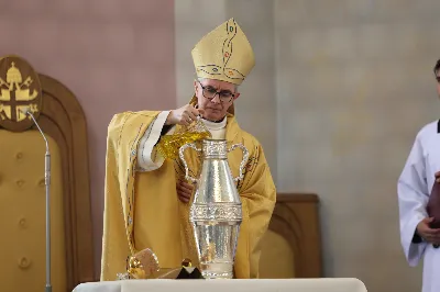 „Eucharystia powinna nas prowadzić do odkrycia kapłańskiej misji Ludu Bożego, kapłańskiej misji każdego z nas” – powiedział Biskup Rzeszowski podczas Mszy Wieczerzy Pańskiej, której przewodniczył w katedrze rzeszowskiej w Wielki Czwartek, 2 kwietnia 2026 r.
Podczas uroczystej liturgii Wielkiego Czwartku w katedrze rzeszowskiej, której przewodniczył bp Jan Wątroba, wierni zostali zaproszeni do refleksji nad tajemnicą Eucharystii, kapłaństwa oraz powołania całego Ludu Bożego do udziału w misji Chrystusa. Na zakończenie homilii biskup zachęcił do szczególnej modlitwy za kapłanów, zwłaszcza tych przeżywających trudności i kryzysy. „Panie Jezu, dobry pasterzu i towarzyszu wędrówki, dziś powierzamy Ci wszystkich kapłanów, ale zwłaszcza tych, którzy przechodzą chwilę kryzysu” – powiedział Biskup Rzeszowski. Wezwał także wspólnotę wiernych do troski o kapłanów poprzez modlitwę, życzliwość i wsparcie.
Wielkoczwartkowa liturgia w katedrze rzeszowskiej stała się nie tylko dziękczynieniem za dar Eucharystii i kapłaństwa, ale także wezwaniem do odnowienia świadomości odpowiedzialności każdego wiernego za życie Kościoła i świadectwo wiary w świecie. fot. ks. Jakub Oczkowicz