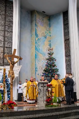 W uroczystość Objawienia Pańskiego, 6 stycznia 2024 r., w katedrze rzeszowskiej odprawiono Mszę św., której przewodniczył bp Jan Wątroba. W liturgii wzięli udział również abp Edward Nowak, bp Edward Białogłowski, bp Kazimierz Górny oraz kilkudziesięciu kapłanów koncelebrujących Eucharystię. W tym dniu bp Kazimierz Górny obchodził 39. rocznicę święceń biskupich, których udzielił św. Jan Paweł II w Watykanie, 6 stycznia 1985 r. Zaś bp Edward Białogłowski przeżywał 36. rocznicę sakry biskupiej, której udzielił abp Ignacy Tokarczuk w Przemyślu, 6 stycznia 1988 r.
fot. Joanna Prasoł