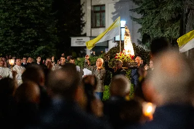 Ponad 100 lat temu, w roku 1917 r. w Fatimie, Matka Boża każdego 13. dnia miesiąca od maja do października objawiała się trójce dzieci: Łucji, Hiacyncie i Franciszkowi. Prosiła ich wówczas o odmawianie modlitwy różańcowej w intencji pokoju na świecie i nawrócenia grzeszników. Wzorem tych wydarzeń w wielu parafiach w Polsce i na świecie prowadzone są nabożeństwa fatimskie. Nie inaczej jest w rzeszowskiej katedrze, gdzie 13 października zakończono cykl tegorocznych spotkań modlitewnych przy figurze Pani Fatimskiej. Wieczór fatimski rozpoczął się o godz. 18:40 odczytaniem próśb i podziękowań do Matki Bożej Fatimskiej. Wcześniej wierni mogli skorzystać z sakramentu pokuty. O godz. 19:00 odprawiono uroczystą Mszę Świętą, której przewodniczył ks. Andrzej Szpaczyński – ojciec duchowny w Wyższym Seminarium Duchownym w Rzeszowie. Wygłosił on także homilię, w której nawiązał do liturgii słowa z dnia, przyrównując ją do myślenia współczesnego człowieka. „Jezus mówi do nas «Kto nie jest ze mną, jest przeciwko mnie». Można pomyśleć: jestem teraz w kościele, modlę się, spowiadam, przyjmuję sakramenty, ale czy rzeczywiście jestem z Jezusem czy tylko z Nim bywam? Czy jestem w Jego obecności cały czas czy jedynie bywam z Nim przez pewne chwile w ciągu dnia? Być z Jezusem to być po Jego stronie, mieć podobne myślenie, jak On, które przejawia się w czynach, podejmowanych decyzjach, a także w patrzeniu na drugiego. To wiara jest filtrem, który pozwala zobaczyć w drugim człowieku nie przeciwnika, ale brata – nawet jeśli jest on inny lub myśli inaczej. Wiara może pomagać wchodzić z nim w relację. Warto zadać sobie pytanie: czy mam w sobie ten filtr, ten sposób patrzenia, dzięki któremu jestem po stronie Jezusa?”. Następnie celebrans przywołał wydarzenia z portugalskiego miasteczka: „Choć nie jesteśmy świadkami cudu słońca, który zobaczył dziesięciotysięczny tłum 13 października 1917 w Fatimie, to słyszymy dzisiaj wezwanie do nawrócenia i pokuty. Każdy z nas jest wezwany, by się nawracać. Być może nawróceniu powinno ulec nasze spojrzenie na innych, by zobaczyć w nich dobro, a na świat patrzeć z wiarą”. Mszę Świętą koncelebrowali ks. Bogusław Babiarz – dyrektor administracyjny WSD w Rzeszowie, ks. Krzysztof Gołąbek – proboszcz parafii katedralnej oraz ks. Michał Rurak – katedralny wikariusz. Posługę w czasie liturgii pełnili alumni rzeszowskiego seminarium, którzy wraz z diakonem Łukaszem prowadzili także modlitwę różańcową z rozważaniami opartymi o historię błogosławionej rodziny Ulmów. Korzystając z ciepłej, jesiennej pogody po zakończonej Mszy Świętej odbyła się procesja na placu przed świątynią z figurą Pani Fatimskiej. Wierni z świecami w rękach zawierzali siebie, swoje rodziny i wszelkie troski w modlitwie różańcowej. Duchowo łączyli się z nimi słuchacze katolickiego radia VIA, które transmitowało całe nabożeństwo. Przed wyśpiewaniem Apelu Jasnogórskiego ks. Krzysztof, proboszcz parafii katedralnej, podsumował tegoroczne nabożeństwa fatimskie, dziękując wiernym za uczestnictwo w uwielbieniu Boga za przyczyną Pani Fatimskiej. W sposób szczególny podziękowania skierował do braci alumnów z roku propedeutycznego, życząc, aby modlitwa przy figurze Matki Bożej z Fatimy umacniała rozeznawanie drogi ich powołania. Wyrazy wdzięczności popłynęły w stronę kapłanów z dekanatu Rzeszów-Katedra, sióstr zakonnych, orkiestry pod batutą Tadeusza Cielaka, która uświetniała każde z tegorocznych nabożeństw oraz słuchaczy katolickiego radia VIA. Do godz. 22:00 w świątyni trwała adoracja Najświętszego Sakramentu, w której wierni licznie uczestniczyli. Od listopada do kwietnia 13. dnia miesiąca w świątyni katedralnej prowadzona jest modlitwa różańcowa przy figurze Matki Bożej Fatimskiej o godz. 17:30. Niech wezwanie Maryi do codziennej modlitwy różańcowej przyświeca nam nie tylko w październiku i przy okazji nabożeństw fatimskich, ale każdego dnia. 
tekst: Angelika Karnasiewicz 
fot. Jola Warchoł