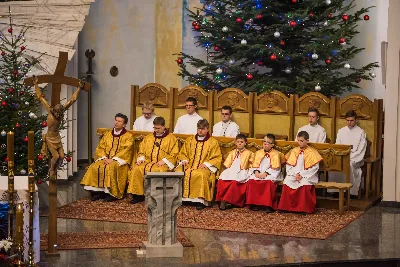 Pasterce w naszej Katedrze przewodniczył bp Jan Wątroba. Czuwanie przed Pasterką prowadziła młodzież naszej parafii. fot. Fotografiarzeszow