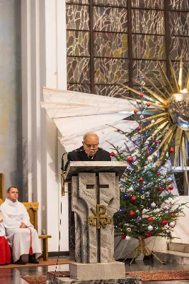 Pasterce w naszej Katedrze przewodniczył bp Jan Wątroba. Czuwanie przed Pasterką prowadziła młodzież naszej parafii. fot. Fotografiarzeszow