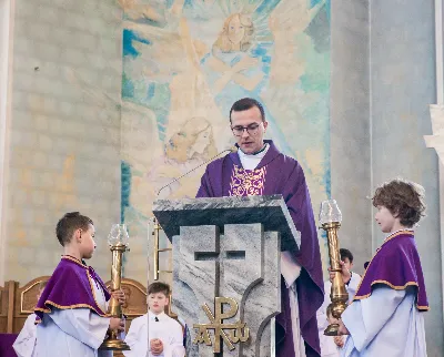 W V Niedzielę Wielkiego Postu, podczas Mszy Świętej o godz. 12:00, ks. Krzysztof Gołąbek – proboszcz naszej Katedry, przyjął do grona Liturgicznej Służby Ołtarza siedmiu nowych ministrantów. Po odpowiednim przygotowaniu, pod czujnym okiem ks. Pawła Wójcika oraz animatorów Adama i Miłosza, chłopcy otrzymali stopień ministranta choralisty – po raz pierwszy założyli kołnierzyki i otrzymali legitymacje ministranckie. To wyjątkowy moment i ogromna radość dla naszej wspólnoty! Podczas Mszy Świętej zaśpiewała Dziewczęca Schola Katedralna. Serdecznie gratulujemy chłopcom odwagi oraz życzymy wytrwałości w tej pięknej służbie przy Ołtarzu Pana Jezusa. Jeśli chcesz dołączyć do grona ministrantów – serdecznie zapraszamy! Zainteresowanych prosimy o kontakt z ks. Pawłem Wójcikiem.
fot. Antoni Ważny