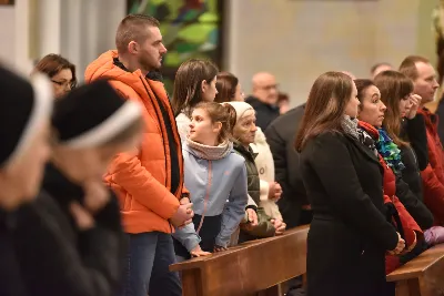 Mszy św. w Środę Popielcową na rozpoczęcie Wielkiego Postu w katedrze rzeszowskiej przewodniczył bp Jan Wątroba. Eucharystię koncelebrowali: ks. Łukasz Cyrnek, ks. Krzysztof Golas, ks. Krzysztof Gołąbek, ks. Sławomir Jeziorski, ks. Dominik Kiełb, ks. Jakub Nagi i ks. Nikodem Rybczyk.
Homilię wygłosił ks. Julian Wybraniec, wikariusz parafii katedralnej. Kaznodzieja w rozważaniu mówił o symbolice popiołu, którym w Środę Popielcową posypuje się głowy uczestników liturgii.
Po homilii odbył się obrzęd wybrania i wpisania imion do księgi katechumenów dwóch kobiet, które, jako dorosłe, przygotowują się do przyjęcia sakramentów inicjacji chrześcijańskiej.
Następnie odbył się obrzęd posypania popiołem.
Podczas Mszy św. posługę muzyczną pełniła Katedralna Schola Liturgiczna. Eucharystia była transmitowana przez Katolickie Radio VIA.
fot. ks. Jakub Oczkowicz