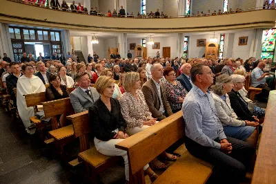 „Na swoje życie i swoje kapłaństwo trzeba popatrzeć w świetle Bożej miłości. Inaczej go nie pojmiemy ani my, ani ci, którzy będą na nas patrzeć” – mówił bp Jan Wątroba podczas Mszy św. z udzieleniem święceń prezbiteratu. 4 czerwca 2022 r. w kościele katedralnym jedenastu diakonów diecezji rzeszowskiej przyjęło sakrament kapłaństwa.
Do grona neoprezbiterów diecezji rzeszowskiej należą: ks. Sebastian Bełz z parafii w Nienadówce, ks. Krzysztof Lampart z parafii w Rudnej Wielkiej, ks. Mateusz Łachmanek z parafii w Lipinkach, ks. Karol Migut z parafii w Jasionce, ks. Marcin Murawski z parafii katedralnej w Rzeszowie, ks. Adrian Pazdan z parafii w Zagorzycach, ks. Tomasz Sienicki z parafii w Bieździedzy, ks. Dominik Świeboda z parafii w Palikówce, ks. Piotr Wąsacz z parafii bł. Władysława Findysza w Rzeszowie, ks. Mateusz Wojtuń z parafii w Święcanach oraz ks. Wiktor Zoła z parafii w Cieklinie.
Mszy św. przewodniczył i święceń udzielił bp Jan Wątroba. Eucharystię koncelebrowało około osiemdziesięciu księży, m.in: przełożeni Wyższego Seminarium Duchownego w Rzeszowie oraz proboszczowie i wikariusze z parafii rodzinnych neoprezbiterów. W Mszy św. uczestniczył abp Edward Nowak, bp Kazimierz Górny i bp Edward Białogłowski.
Zebranych w kościele katedralnym powitał ks. Krzysztof Gołąbek, proboszcz parafii.
W homilii bp Jan Wątroba nawiązał do słów z Ewangelii według św. Jana w których Chrystus tłumaczy co to znaczy być dobrym pasterzem. „Być kapłanem w Kościele Chrystusowym to znaczy mieć udział w Jego pasterskiej misji i stale upodabniać się do Dobrego Pasterza, który zna owce, karmi je, broni i jest gotów oddać życie dla ich dobra” – mówił hierarcha.
Po homilii odbył się obrzędy święceń: przyrzeczenie czci i posłuszeństwa Biskupowi Ordynariuszowi, Litania do Wszystkich Świętych podczas której kandydaci leżeli krzyżem, nałożenie rąk, modlitwa święceń oraz namaszczenie rąk krzyżmem i wręczenie chleba i wina. Podczas Liturgii Eucharystycznej nowo wyświęceni po raz pierwszy wyciągnęli dłonie nad chlebem i winem wypowiadając słowa konsekracji.
Na zakończenie Mszy św. ks. Tomasz Sienicki, podziękował w imieniu nowo wyświęconych wszystkim, którzy przyczynili się do przygotowania ich do kapłaństwa. Słowa wdzięczności, m.in. przełożonym Wyższego Seminarium Duchownego w Rzeszowie i rodzicom neoprezbiterów, wypowiedział bp Jan Wątroba. 
W drodze do zakrystii neoprezbiterzy zatrzymali się przy figurze Matki Bożej Fatimskiej zawierzając swoje kapłaństwo Matce Bożej.
W niedzielę, 5 czerwca, w Uroczystość Zesłania Ducha Świętego, neoprezbiterzy będą sprawować w swoich rodzinnych parafiach uroczyste Msze św. prymicyjne, a w najbliższych tygodniach otrzymają skierowania do parafii.

Fot. ks. Jakub Nagi oraz biala-wrona.pl
