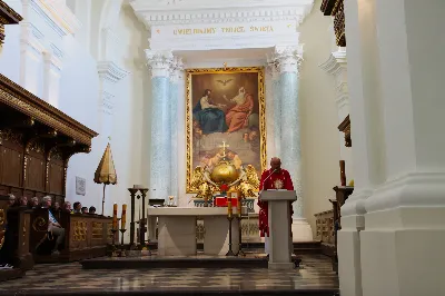 W ostatnią sobotę sierpnia katedralni parafianie pod opieką księdza proboszcza Krzysztofa Gołąbka pielgrzymowali do klasztoru na Świętym Krzyżu oraz Kielc.
Pierwszym punktem był spacer na platformę widokowo-obserwacyjną, gdzie mogliśmy podziwiać jedne z największych gołoborzy w Polsce. Gołoborza łysogórskie tworzą interesujące pola kamieni pośród lasów Puszczy Jodłowej. Nasyceni malowniczymi widokami udaliśmy się do Klasztoru Oblatów, gdzie z przewodnikiem zwiedziliśmy kryptę księcia Jeremiego Wiśniowieckiego, poznaliśmy historię powstawania Klasztoru oraz jego burzliwe dzieje. Zwiedziliśmy muzeum misyjne Ojców Oblatów i dotarliśmy do kaplicy, gdzie znajdują się relikwie drzewa Krzyża Świętego. W skupieniu i refleksji uczestniczyliśmy w modlitwie, błogosławieństwie i ucałowaniu relikwiarza.
Najważniejszym punktem na naszym pielgrzymim szlaku była Msza Święta sprawowana przez księdza proboszcza Krzysztofa Gołąbka w intencjach wszystkich uczestników pielgrzymki. Była ona dla nas szczególnym przeżyciem, ponieważ była odprawiana w Bazylice Mniejszej pw. Trójcy Świętej, sąsiadującej z kaplicą, w której znajduje się cząstka Ziemi Świętej – relikwie Świętego Krzyża. Po Mszy Świętej przyszedł czas na indywidualne zwiedzanie – wykorzystaliśmy go, aby wejść na platformę widokową wieży, skąd rozpościerają się wspaniałe i zachwycające widoki.
Następnie pojechaliśmy do Kielc, gdzie przy słonecznej pogodzie spacerowaliśmy po Rezerwacie Kadzielnia, podziwiając dawny kamieniołom, Skałkę Geologów, Pomnik Dekalogu oraz amfiteatr kielecki.
Z uwagi na wspaniały wystrój i wyjątkowe zabytki Bazyliki Katedralnej Wniebowzięcia Najświętszej Maryi Panny, ta świątynia na długo pozostanie w naszej pamięci. Podziwialiśmy również znajdujący się obok Bazyliki były Pałac Biskupów Krakowskich (obecnie znajduje się tam Muzeum Narodowe) oraz znajdujący się za nim ogród włoski.
Wycieczkę zakończyliśmy spacerem po rynku kieleckim, gdzie mogliśmy zobaczyć wyjątkowe mieszczańskie kamienice sprzed 150 lat.
Czas pielgrzymki był dla wszystkich pielgrzymów dobrze i owocnie spędzonym dniem. Nie zabrakło w nim modlitwy i refleksji, a także zachwytu nad pięknem przyrody i historycznymi zabytkami. Zachęcamy wszystkich do udziału w kolejnych pielgrzymkach.
Agnieszka i Arkadiusz Sowa
fot. Andrzej Kotowicz 