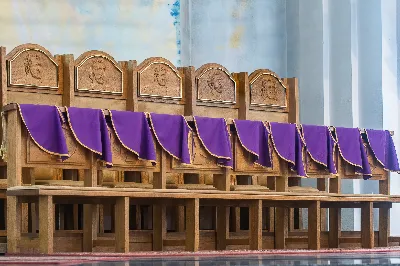 W IV Niedzielę Wielkiego Postu, podczas Mszy Świętej o godz. 12:00, ks. Krzysztof Gołąbek – proboszcz naszej Katedry, przyjął do grona Liturgicznej Służby Ołtarza dziesięciu nowych ministrantów! Po odpowiednim przygotowaniu, pod czujnym okiem ks. Pawła Wójcika oraz animatorów, chłopcy otrzymali stopień ministranta choralisty – po raz pierwszy założyli kołnierzyki i otrzymali legitymacje ministranckie. To wyjątkowy moment i ogromna radość dla naszej wspólnoty! 
Serdecznie gratulujemy chłopcom odwagi oraz życzymy wytrwałości w tej pięknej służbie przy Ołtarzu Pana Jezusa. 
Jeśli chcesz dołączyć do grona ministrantów – serdecznie zapraszamy! Zainteresowanych prosimy o kontakt z ks. Pawłem Wójcikiem.
 fot. Joanna Prasoł