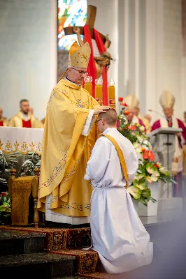 „Na swoje życie i swoje kapłaństwo trzeba popatrzeć w świetle Bożej miłości. Inaczej go nie pojmiemy ani my, ani ci, którzy będą na nas patrzeć” – mówił bp Jan Wątroba podczas Mszy św. z udzieleniem święceń prezbiteratu. 4 czerwca 2022 r. w kościele katedralnym jedenastu diakonów diecezji rzeszowskiej przyjęło sakrament kapłaństwa.
Do grona neoprezbiterów diecezji rzeszowskiej należą: ks. Sebastian Bełz z parafii w Nienadówce, ks. Krzysztof Lampart z parafii w Rudnej Wielkiej, ks. Mateusz Łachmanek z parafii w Lipinkach, ks. Karol Migut z parafii w Jasionce, ks. Marcin Murawski z parafii katedralnej w Rzeszowie, ks. Adrian Pazdan z parafii w Zagorzycach, ks. Tomasz Sienicki z parafii w Bieździedzy, ks. Dominik Świeboda z parafii w Palikówce, ks. Piotr Wąsacz z parafii bł. Władysława Findysza w Rzeszowie, ks. Mateusz Wojtuń z parafii w Święcanach oraz ks. Wiktor Zoła z parafii w Cieklinie.
Mszy św. przewodniczył i święceń udzielił bp Jan Wątroba. Eucharystię koncelebrowało około osiemdziesięciu księży, m.in: przełożeni Wyższego Seminarium Duchownego w Rzeszowie oraz proboszczowie i wikariusze z parafii rodzinnych neoprezbiterów. W Mszy św. uczestniczył abp Edward Nowak, bp Kazimierz Górny i bp Edward Białogłowski.
Zebranych w kościele katedralnym powitał ks. Krzysztof Gołąbek, proboszcz parafii.
W homilii bp Jan Wątroba nawiązał do słów z Ewangelii według św. Jana w których Chrystus tłumaczy co to znaczy być dobrym pasterzem. „Być kapłanem w Kościele Chrystusowym to znaczy mieć udział w Jego pasterskiej misji i stale upodabniać się do Dobrego Pasterza, który zna owce, karmi je, broni i jest gotów oddać życie dla ich dobra” – mówił hierarcha.
Po homilii odbył się obrzędy święceń: przyrzeczenie czci i posłuszeństwa Biskupowi Ordynariuszowi, Litania do Wszystkich Świętych podczas której kandydaci leżeli krzyżem, nałożenie rąk, modlitwa święceń oraz namaszczenie rąk krzyżmem i wręczenie chleba i wina. Podczas Liturgii Eucharystycznej nowo wyświęceni po raz pierwszy wyciągnęli dłonie nad chlebem i winem wypowiadając słowa konsekracji.
Na zakończenie Mszy św. ks. Tomasz Sienicki, podziękował w imieniu nowo wyświęconych wszystkim, którzy przyczynili się do przygotowania ich do kapłaństwa. Słowa wdzięczności, m.in. przełożonym Wyższego Seminarium Duchownego w Rzeszowie i rodzicom neoprezbiterów, wypowiedział bp Jan Wątroba. 
W drodze do zakrystii neoprezbiterzy zatrzymali się przy figurze Matki Bożej Fatimskiej zawierzając swoje kapłaństwo Matce Bożej.
W niedzielę, 5 czerwca, w Uroczystość Zesłania Ducha Świętego, neoprezbiterzy będą sprawować w swoich rodzinnych parafiach uroczyste Msze św. prymicyjne, a w najbliższych tygodniach otrzymają skierowania do parafii.

Fot. ks. Jakub Nagi oraz biala-wrona.pl
