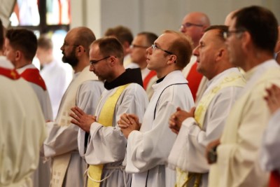 Mszą Świętą w naszej Katedrze rozpoczęły się XVI Mistrzostwa Polski Liturgicznej Służby Ołtarza w piłce nożnej o puchar „KnC”. W rozgrywkach 28 i 29 lipca 2021 r. weźmie udział 72 drużyny z 20 diecezji i 2 prowincji zakonnych. Zawody odbywają się ku pamięci śp. ks. Tomasza Blicharza.  Eucharystii przewodniczył bp Jan Wątroba. Mszę św. koncelebrowało ponad 40 księży – głównie opiekunowie drużyn sportowych z różnych diecezji. W Eucharystii uczestniczyła Stanisława Blicharz i Marcin Blicharz, mama i brat ks. Tomasz Blicharza, któremu dedykowany jest tegoroczny turniej (ks. Blicharz był przez wiele lat duszpasterzem Liturgicznej Służby Ołtarza Diecezji Rzeszowskiej, a także inicjatorem i głównym organizatorem poprzednich edycji mistrzostw LSO, które odbyły się w Rzeszowie w 2016 i 2018 r. Zmarł 17 października 2020 r. w wieku 39 lat). Po Mszy św. sportowcy z Liturgicznej Służby Ołtarza rozjechali się do czterech hal sportowych i na 8 Orlików na terenie Rzeszowa, Łąki, Trzebowniska i Tyczyna.  W zawodach uczestniczy 72 drużyny z 20 diecezji i 2 prowincji zakonnych w Polsce – jest to blisko 800 sportowców. Rywalizacja odbywa się w trzech kategoriach wiekowych: ministrant (roczniki urodzenia 2009-2013), lektor młodszy (2005-2008) i lektor starszy (2000-2004).  Diecezje rzeszowską reprezentują parafie: Gorlice (pw. Narodzenia NMP) i Rzeszów (pw. Bożego Ciała) w kategorii ministrant; Górno, Łowisko i Błażkowa w kategorii lektor młodszy oraz Zaczernie, Cmolas, Hermanowa, Rzeszów (pw. św. Mikołaja) i Tarnowiec w kategorii lektor starszy.  W poniedziałek, 28 czerwca zostaną rozegrane eliminacje. Drugi dzień zawodów również rozpocznie się Mszą św. w rzeszowskiej katedrze – Eucharystii będzie przewodniczył bp Edward Białogłowski. Ceremonię wręczenia nagród i zakończenia przewidziano na godz. 15.00 w Hali Sportowej Młodzieżowego Ośrodka Socjoterapii przy ul. Miłocińskiej w Rzeszowie.  Głównym organizatorem turnieju jest miesięcznik „KnC” – „Króluj nam Chryste”. Gospodarzami są: Diecezja Rzeszowska i Liturgiczna Służba Ołtarza Diecezji Rzeszowskiej.  Tekst i zdjęcia: ks. Tomasz Nowak 