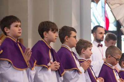 W IV Niedzielę Wielkiego Postu, podczas Mszy Świętej o godz. 12:00, ks. Krzysztof Gołąbek – proboszcz naszej Katedry, przyjął do grona Liturgicznej Służby Ołtarza dziesięciu nowych ministrantów! Po odpowiednim przygotowaniu, pod czujnym okiem ks. Pawła Wójcika oraz animatorów, chłopcy otrzymali stopień ministranta choralisty – po raz pierwszy założyli kołnierzyki i otrzymali legitymacje ministranckie. To wyjątkowy moment i ogromna radość dla naszej wspólnoty! 
Serdecznie gratulujemy chłopcom odwagi oraz życzymy wytrwałości w tej pięknej służbie przy Ołtarzu Pana Jezusa. 
Jeśli chcesz dołączyć do grona ministrantów – serdecznie zapraszamy! Zainteresowanych prosimy o kontakt z ks. Pawłem Wójcikiem.
 fot. Joanna Prasoł